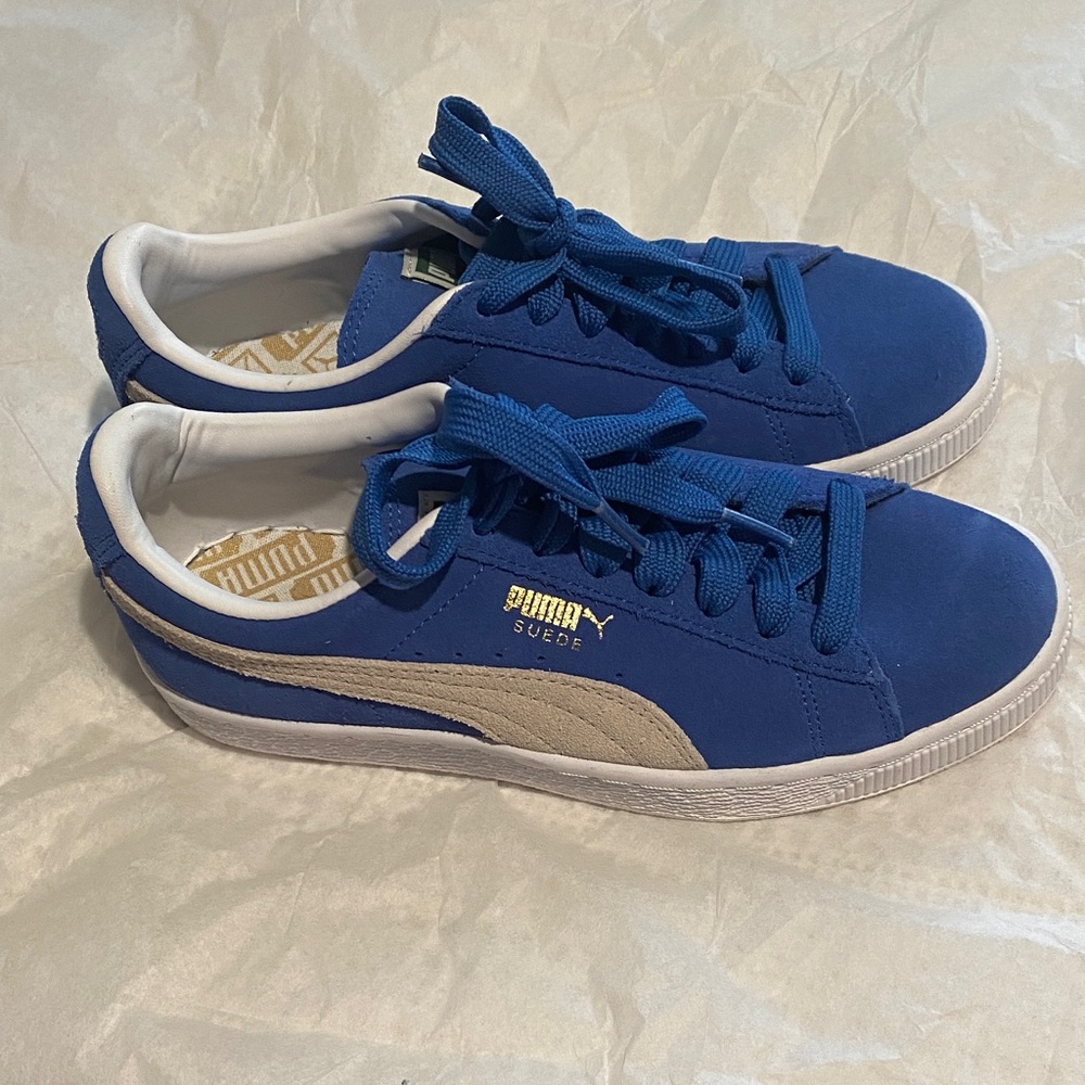 NWT Puma Blue and Cream Suede Sneakers (SIZE 6)
